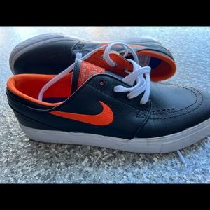 New with tags size EU 39 Stefan Janoski skate NBA Knicks shoes. Men’s size 6.5.